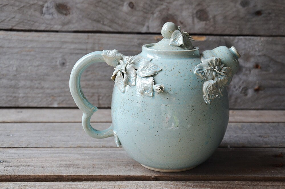 Teiera "Margherita" in gres smaltato di azzurro granito con fiori e foglie