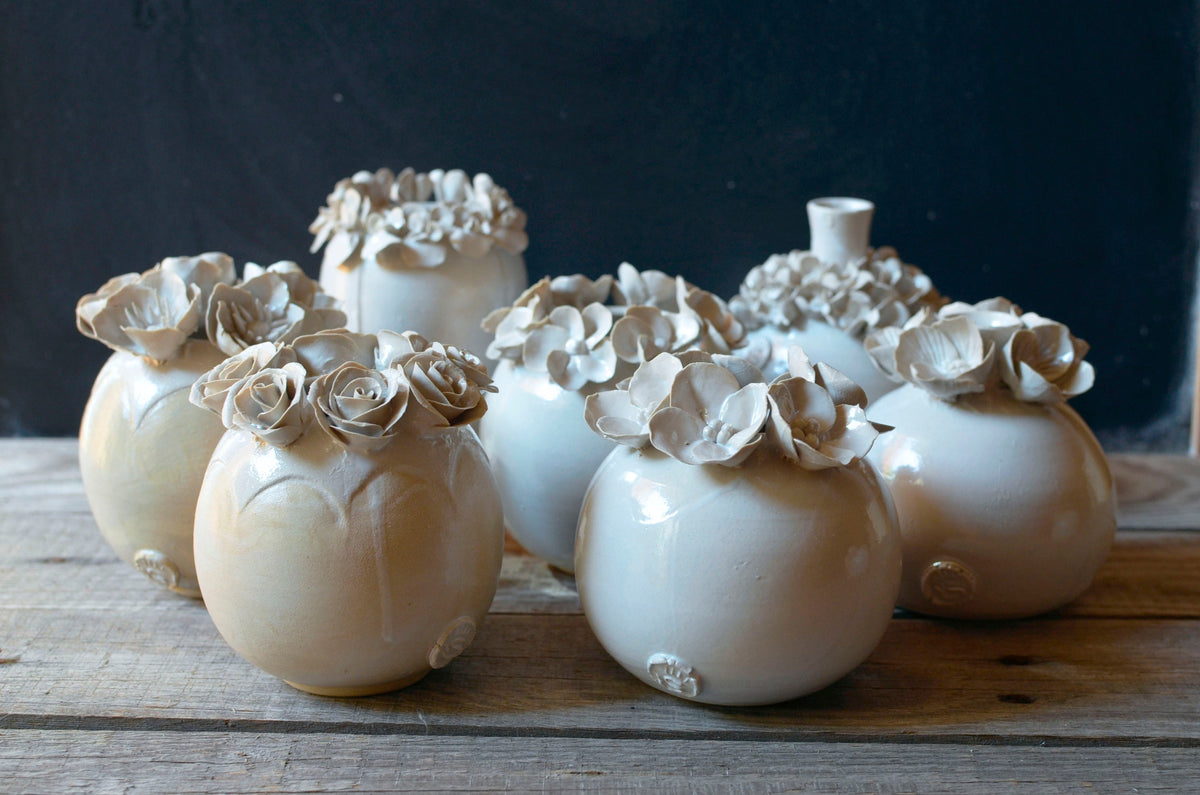 Fiori - Vaso bottiglia sferico bianco in gres con fiori a 4 petali rigati