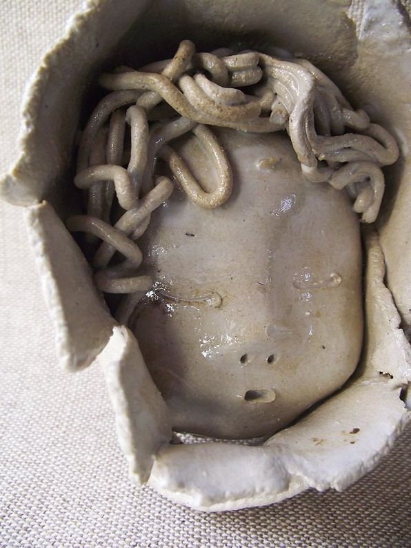 Bimbo addormentato decorazione da parete in gres
