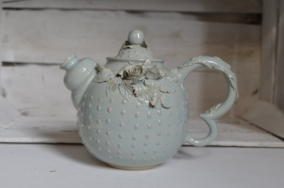 Teiera Alice in gres azzurro con rose e puntini a rilievo