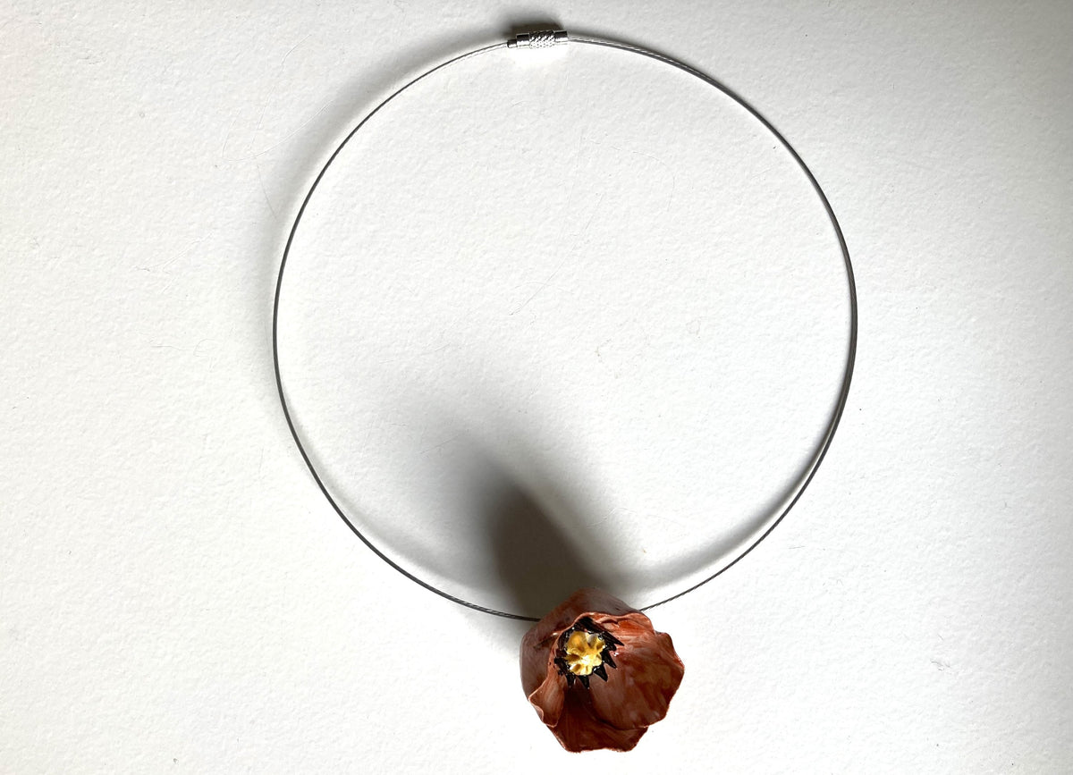 Collana con un papavero rosso in gres