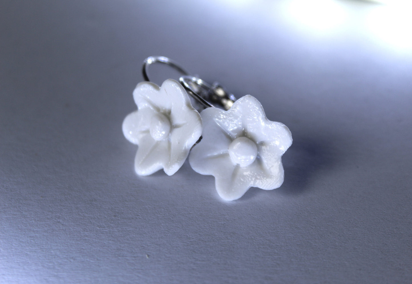 Orecchini fiore bianco in porcellana di Limoges - monachella