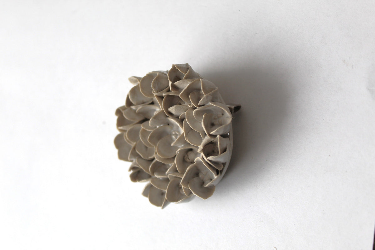 Spilla con fiore di ortensia in gres chiaro fatto a mano, diametro 5.5cm