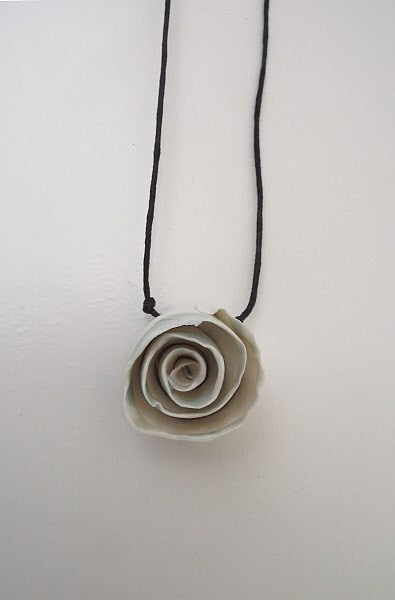 Collana con rosellina in porcellana bianca di Limoges