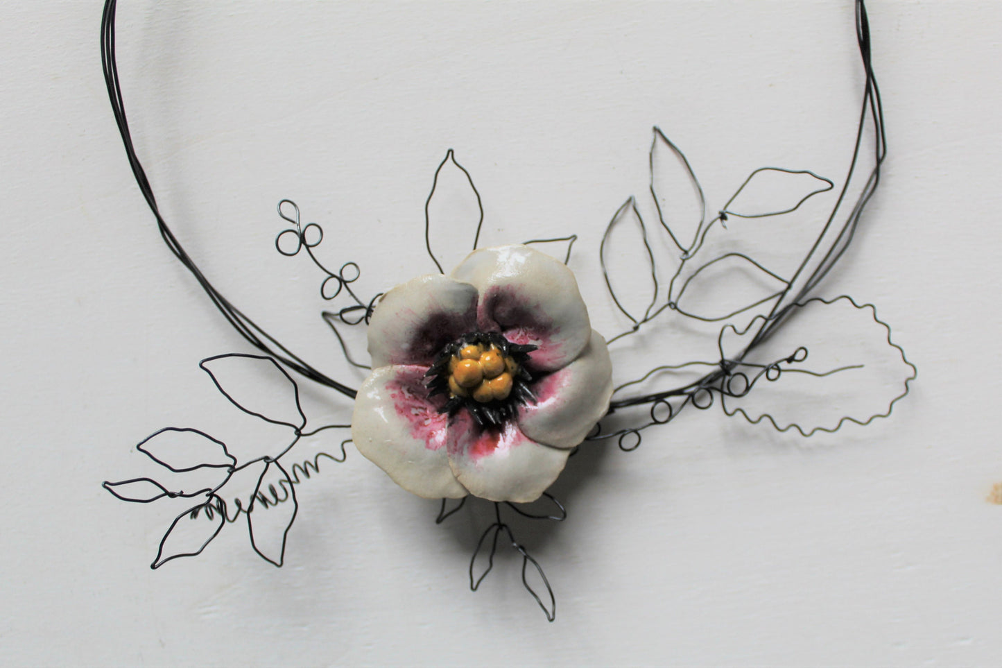 Ghirlanda in filo di ferro con fiore in ceramica - gres
