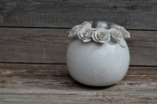 Vaso bianco in gres con corona di rose