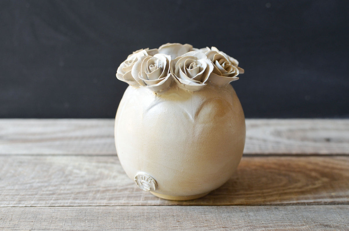 Vaso con rose e base giallo chiaro in gres