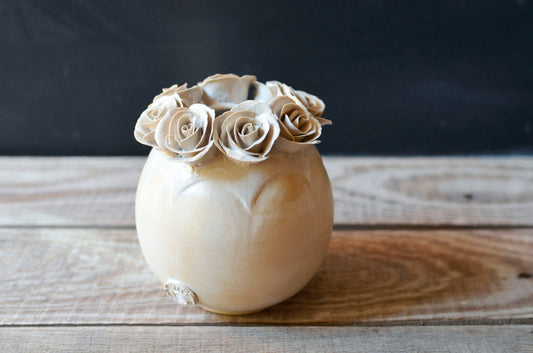 Vaso con rose e base giallo chiaro in gres