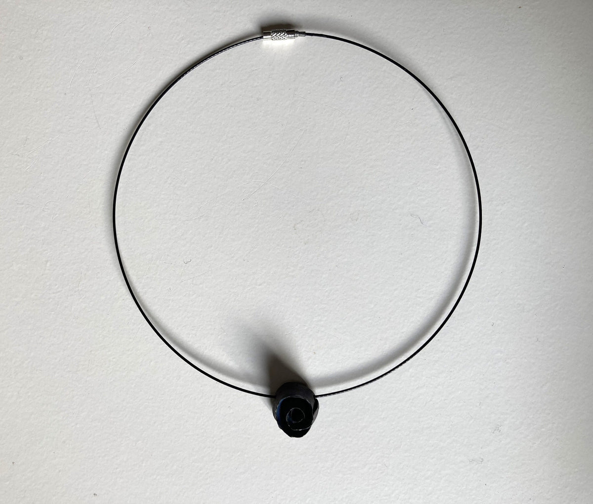 Collana con una semplice rosa nera in gres