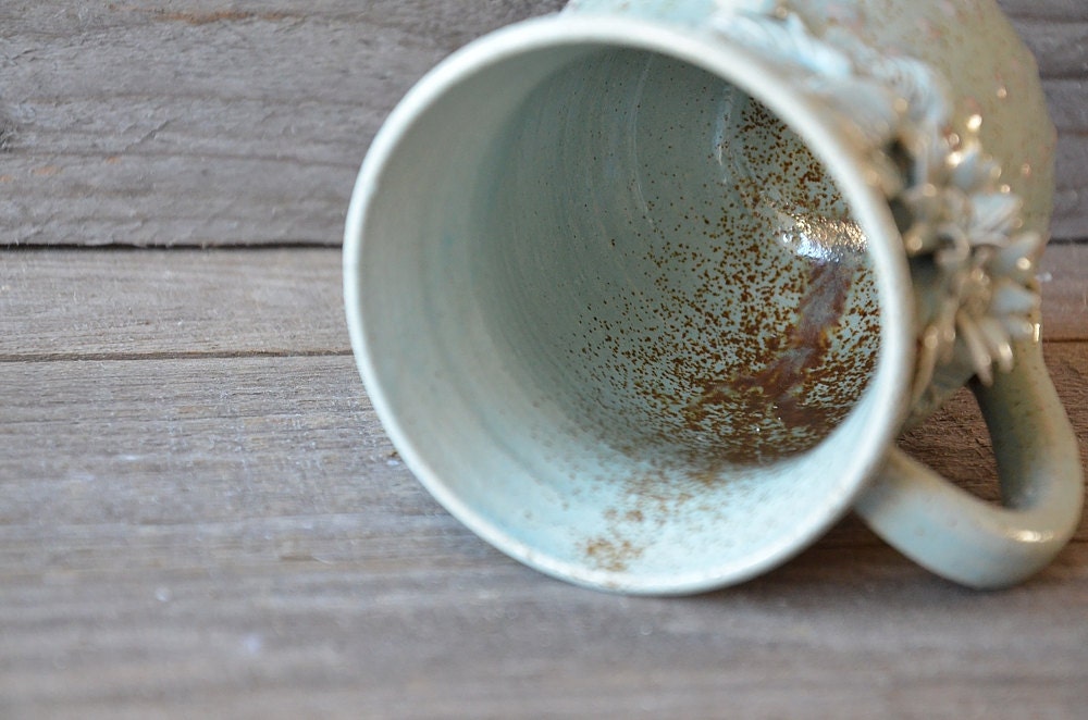 Daisy - Tazza in gres azzurra con margheritine e puntini rosa a rilievo
