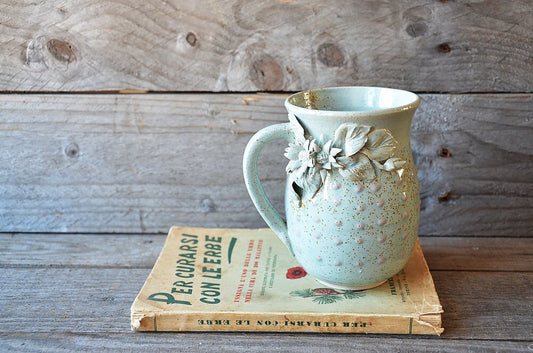 Daisy - Tazza in gres azzurra con margheritine e puntini rosa a rilievo