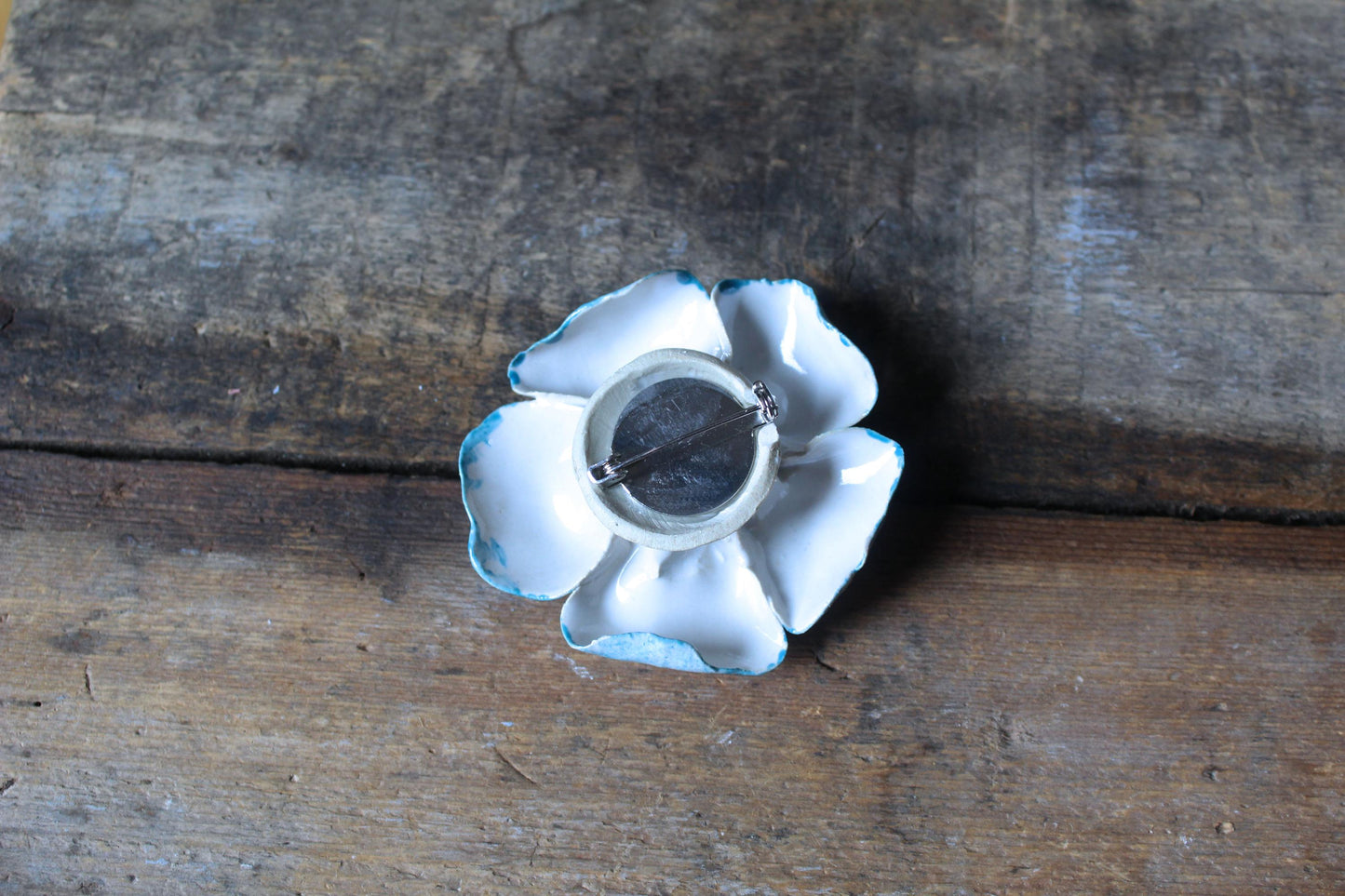 Spilla con fiore azzurra in gres