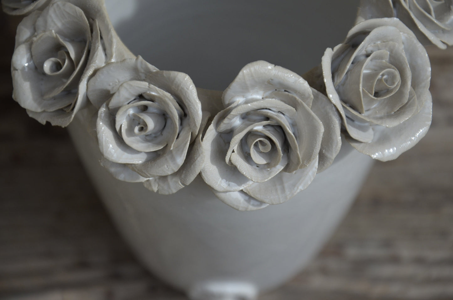 Vaso bianco in gres con corona di rose