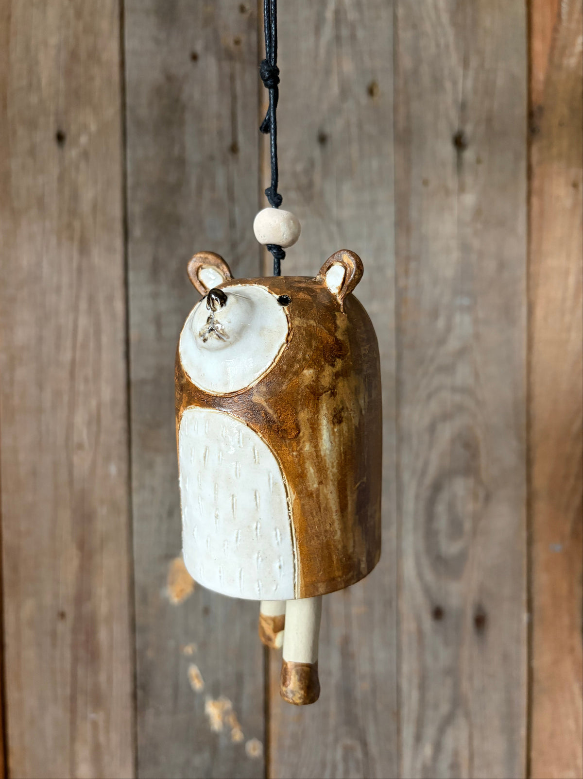 una campanella a forma di orso in gres