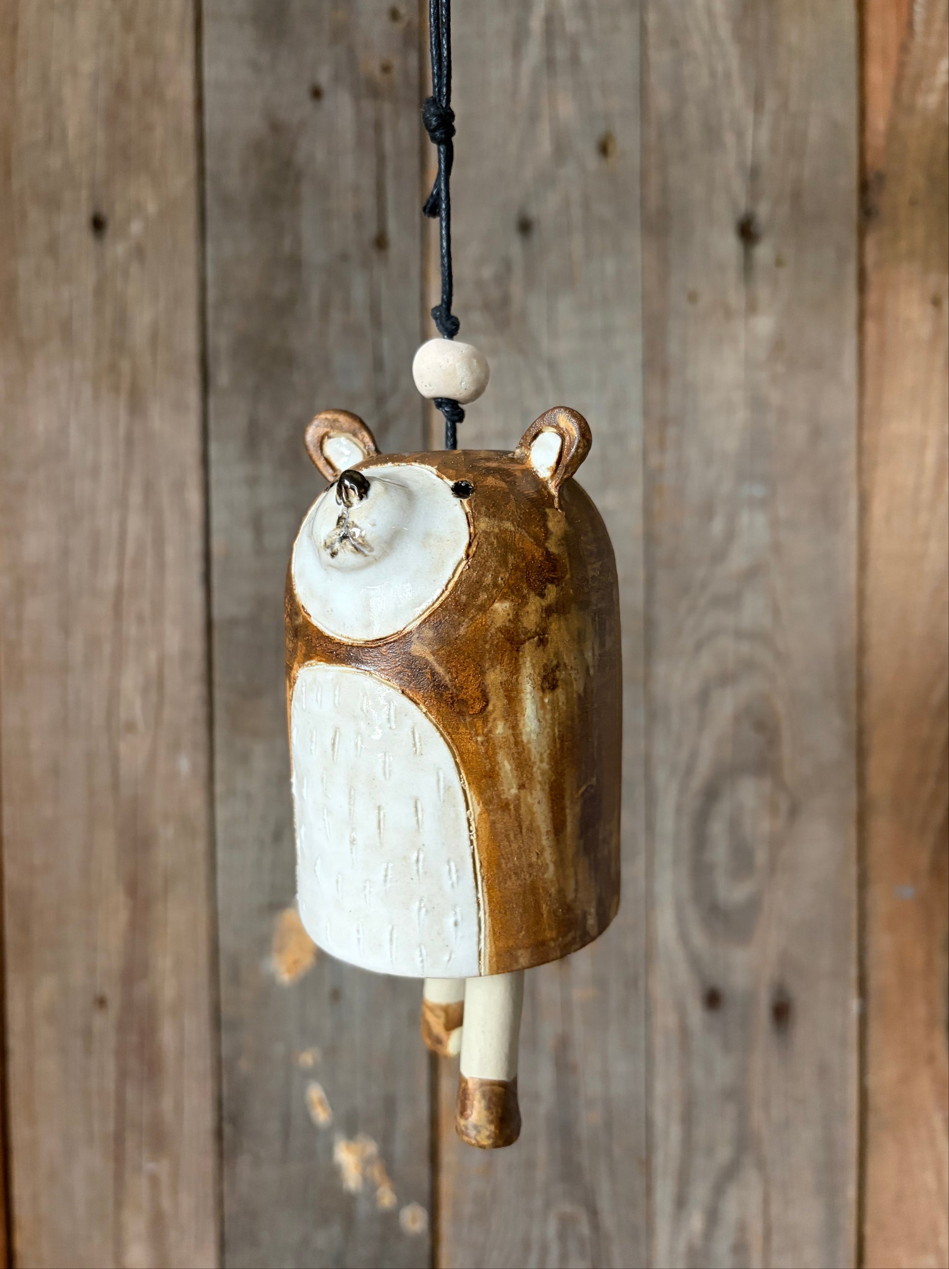 una campanella a forma di orso in gres