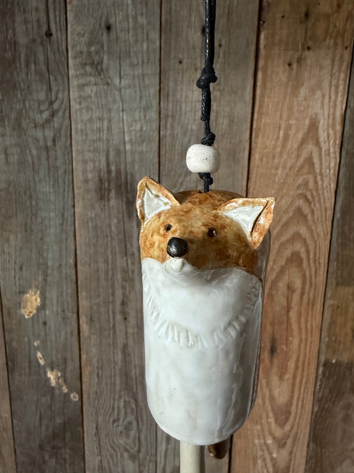 Una tintinnante campanella in gres a forma di volpe del bosco