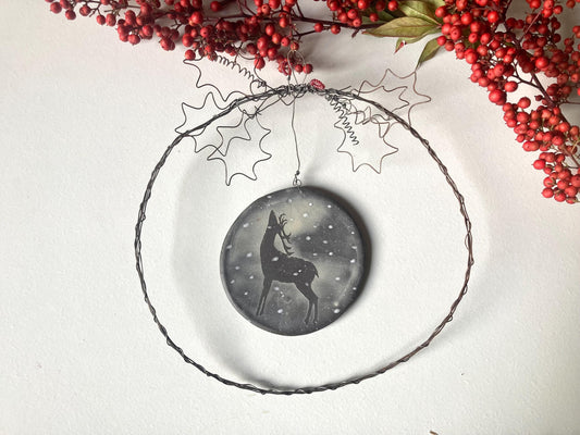 Ghirlanda decorativa con cervo nella neve 