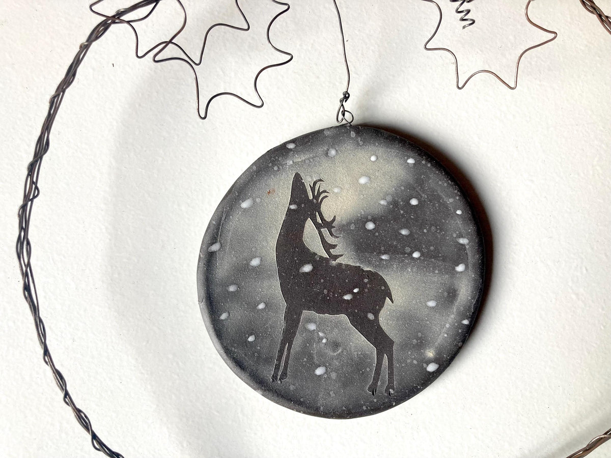 Ghirlanda decorativa con cervo nella neve 