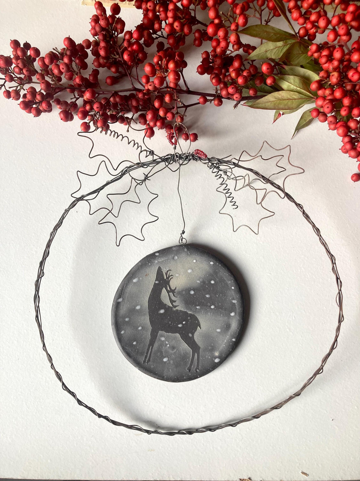 Ghirlanda decorativa con cervo nella neve 