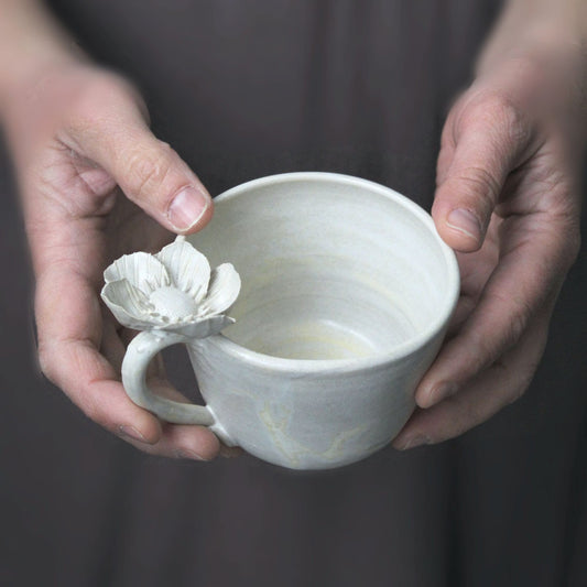 Tazza in gres avorio con fiore di anemone