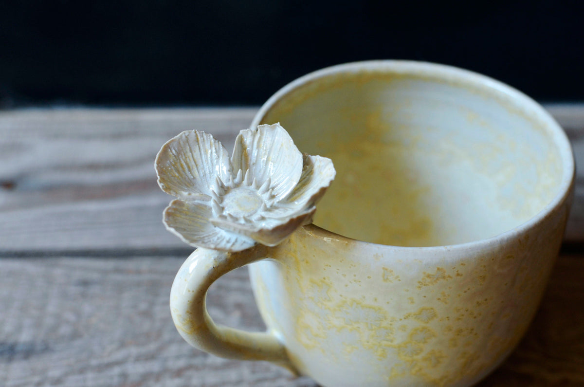 Tazza in gres avorio con fiore di anemone