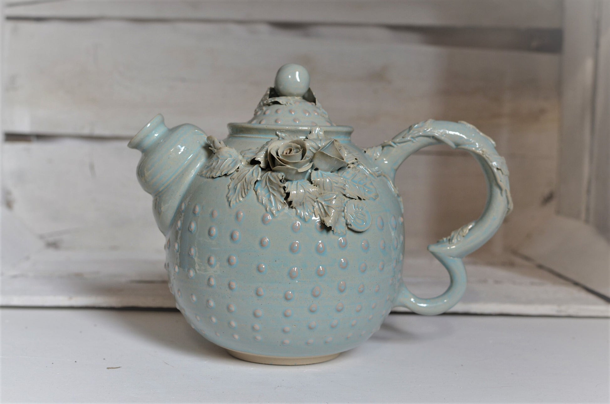 Teiera Alice in gres azzurro con rose e puntini  a rilievo