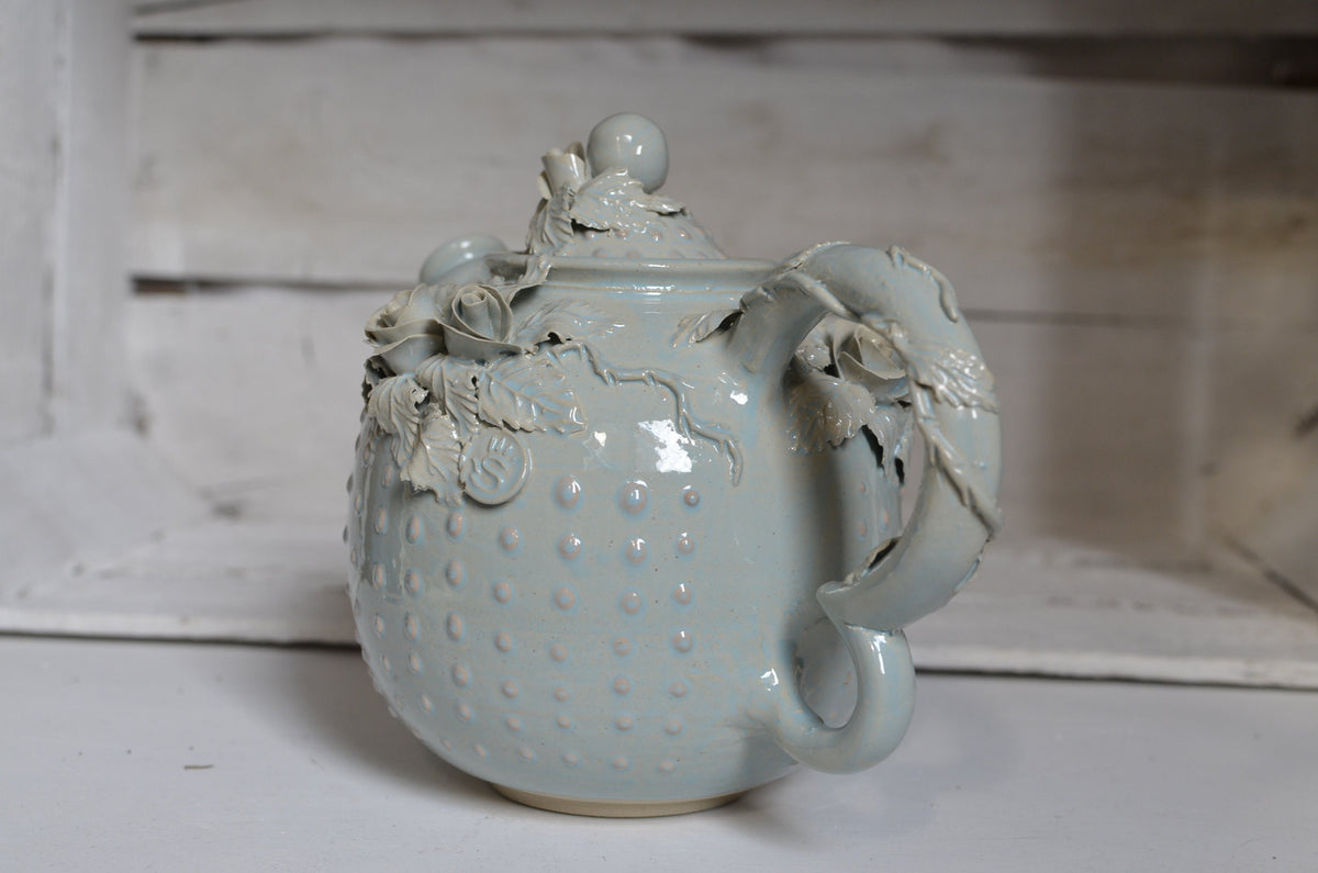 Teiera Alice in gres azzurro con rose e puntini  a rilievo