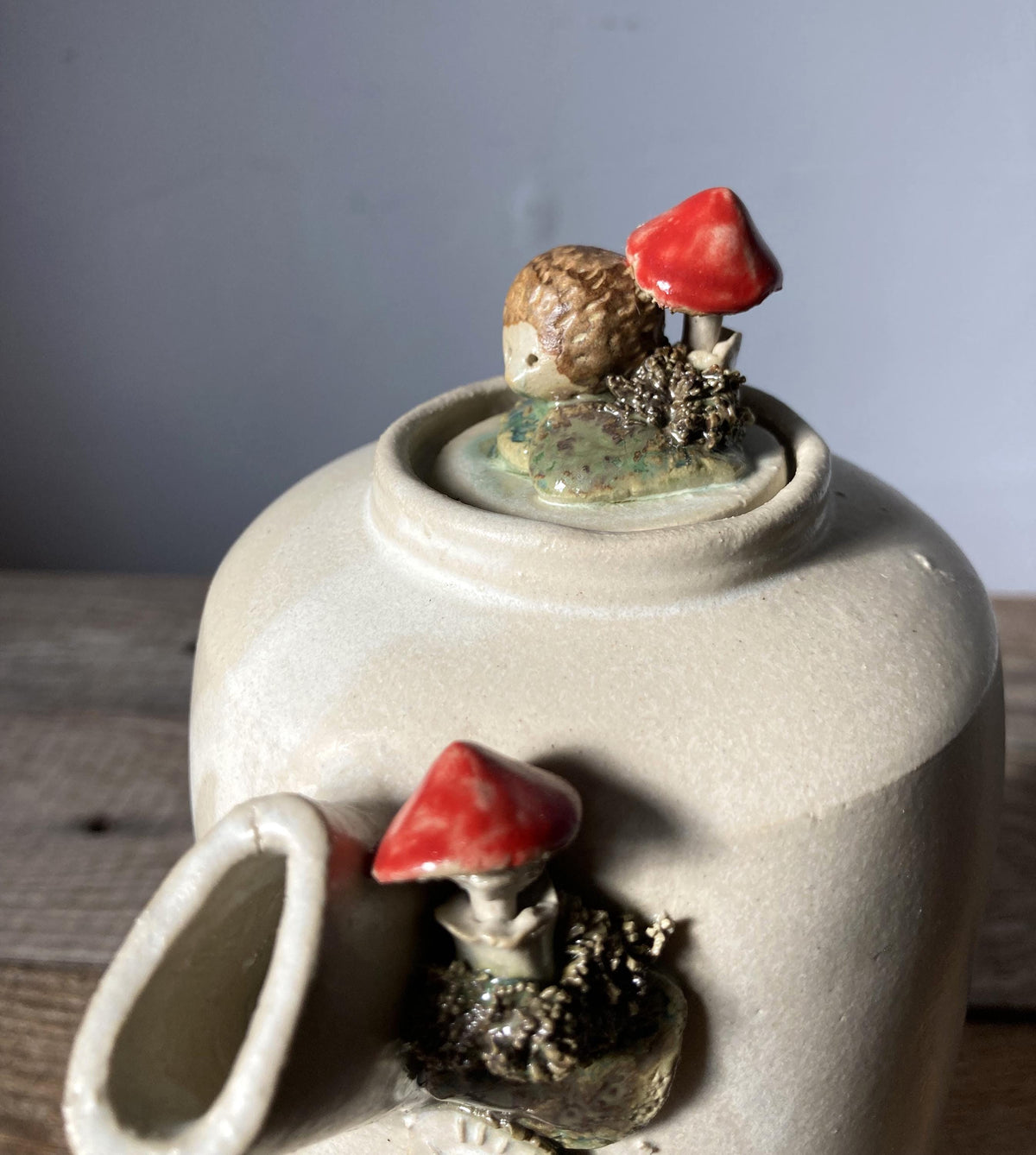 Teiera in gres con riccio e amanita