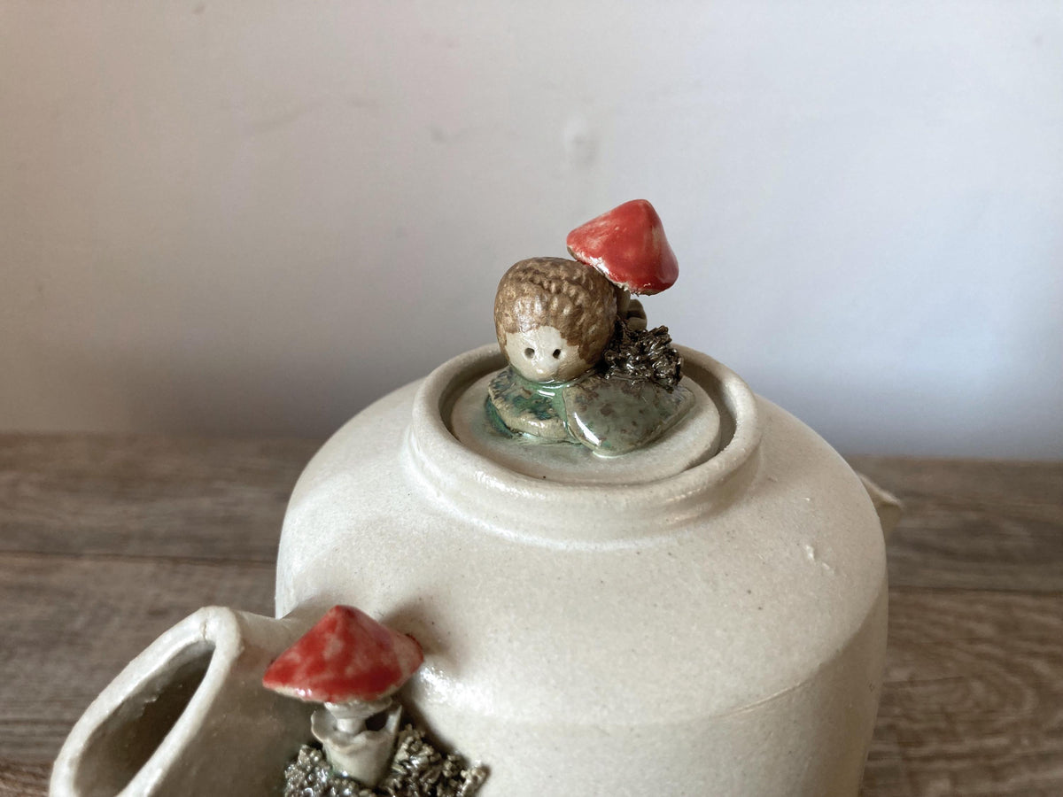 Teiera in gres con riccio e amanita