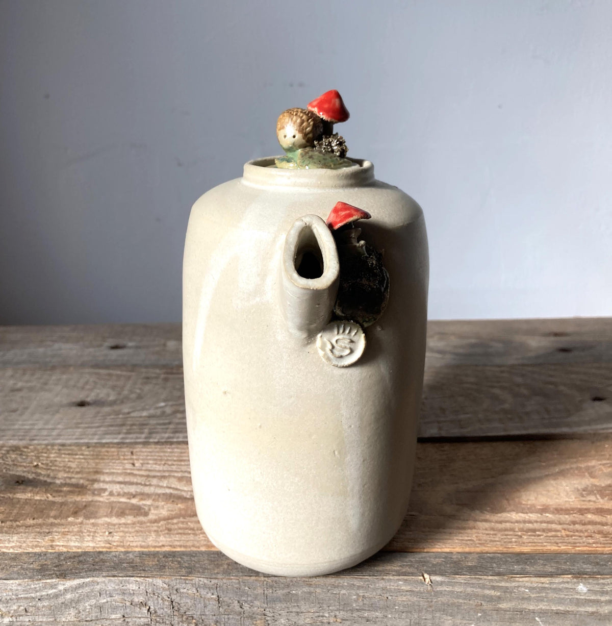 Teiera in gres con riccio e amanita