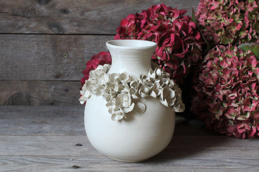 Vasone in gres con ghirlanda di fiori misti