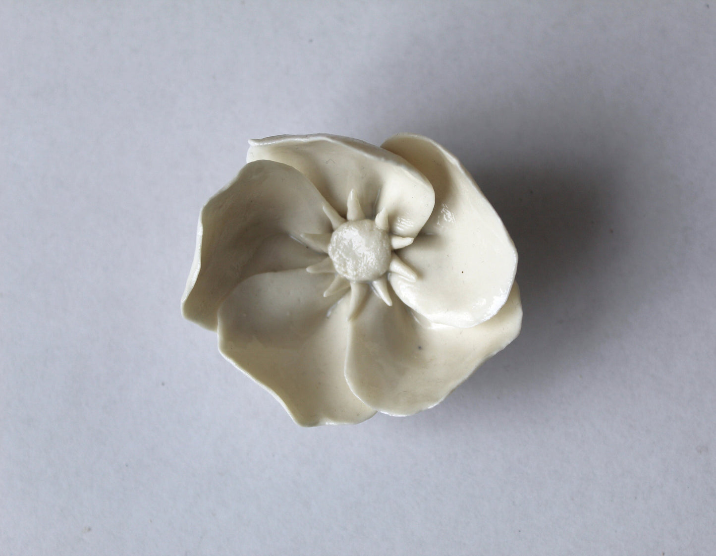 Anemone - Spilla con anemone  in porcellana bianca di Limoges
