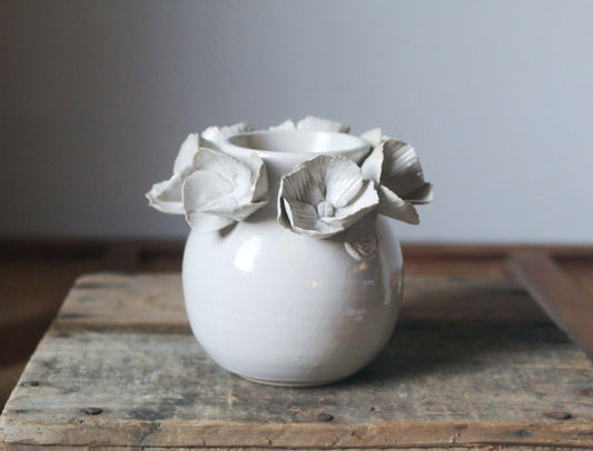 Fiori - Vaso bottiglia sferico bianco in gres con fiori a 4 petali rigati