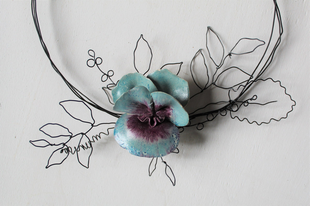 Ghirlanda in filo di ferro con fiore in ceramica - gres