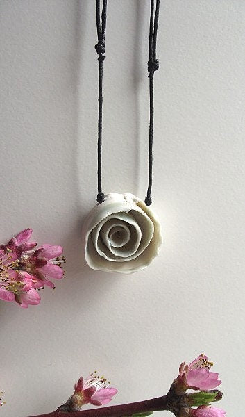 Collana con rosellina in porcellana bianca di Limoges