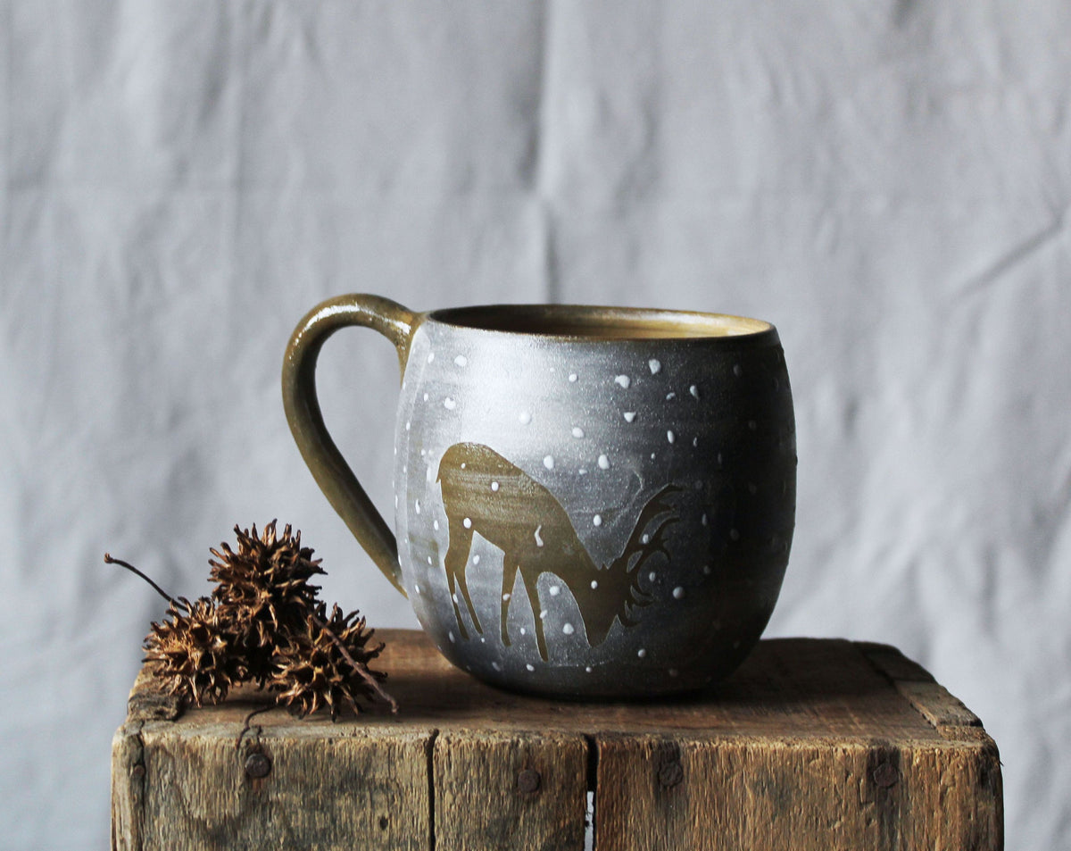 Cervo che bruca - Tazza in gres scuro