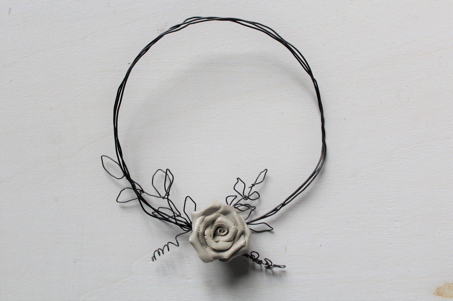 Ghirlanda in filo di ferro con fiore in ceramica - gres