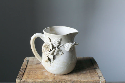 brocca in ceramica con applicazione di rose
