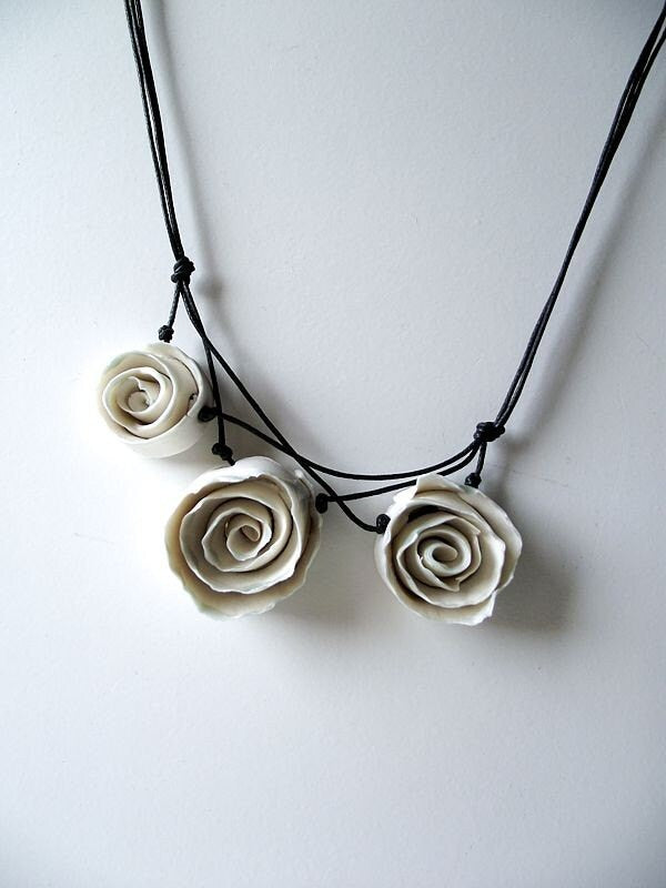 Collana con tre rose bianche in porcellana di Limoges, fatte a mano