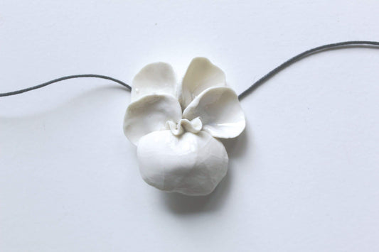 collana viola del pensiero in porcellana di limoges 