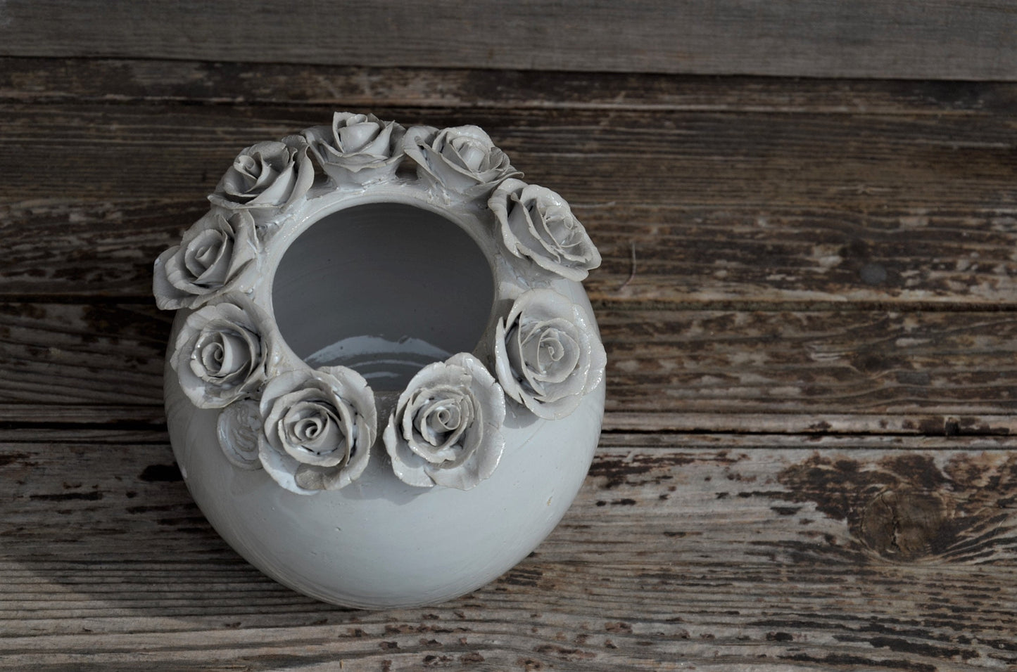 Vaso bianco in gres con corona di rose