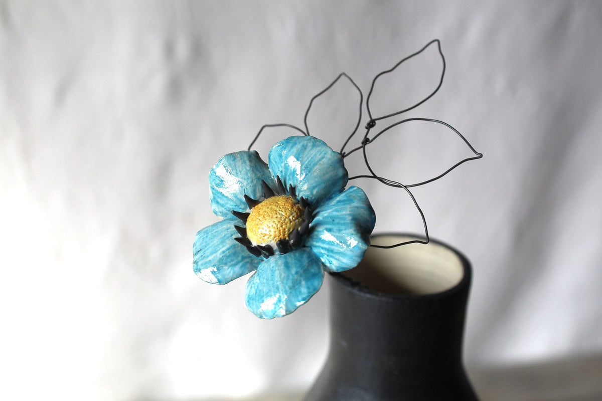 fiore in ceramica con stelo e foglie in fil di ferro