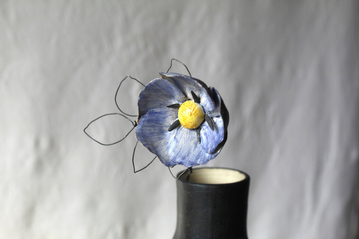 fiore in ceramica con stelo e foglie in fil di ferro