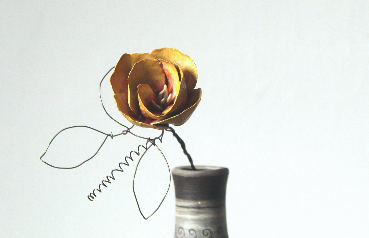 fiore in ceramica con stelo e foglie in fil di ferro