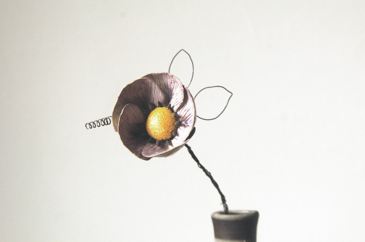 fiore in ceramica con stelo e foglie in fil di ferro
