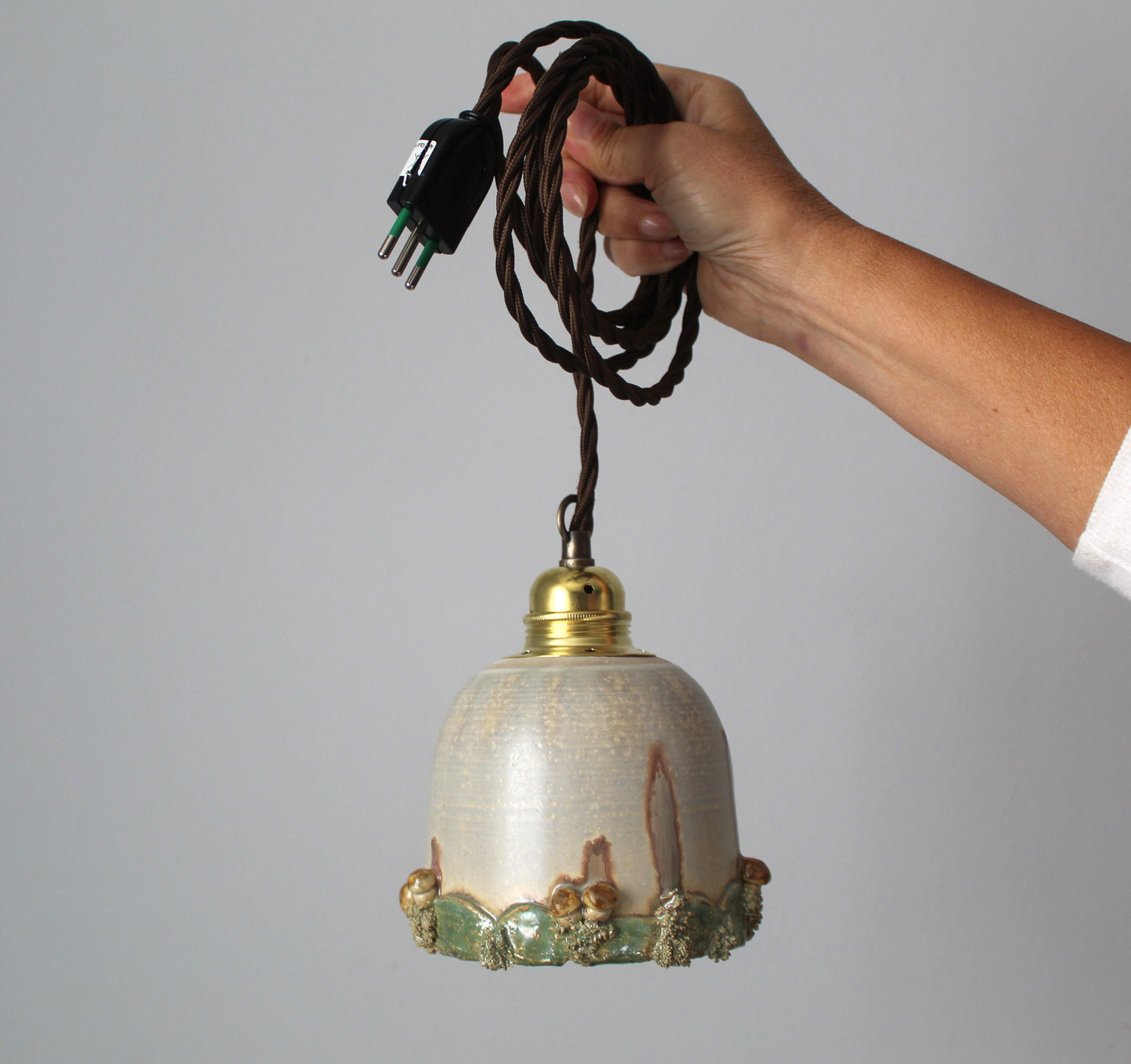 Lampada in gres artigianale con decorazione di funghi. 