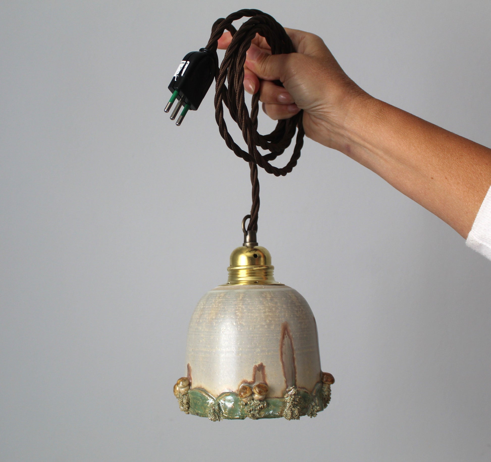 Lampada in gres artigianale con decorazione di funghi. 