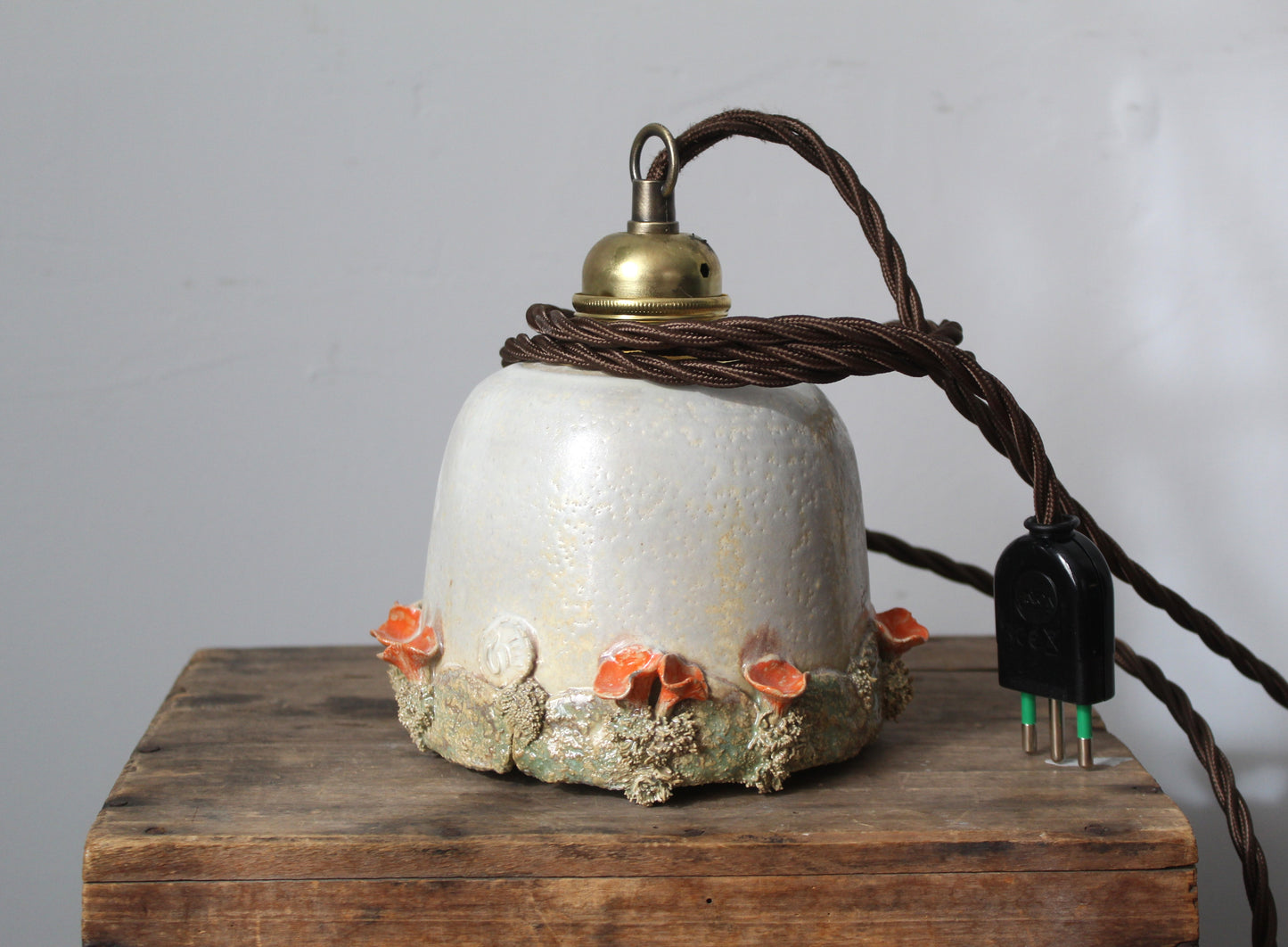 Lampada in gres artigianale con decorazione di funghi. 