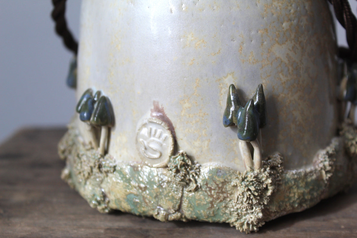 Lampada in gres artigianale con decorazione di funghi. 