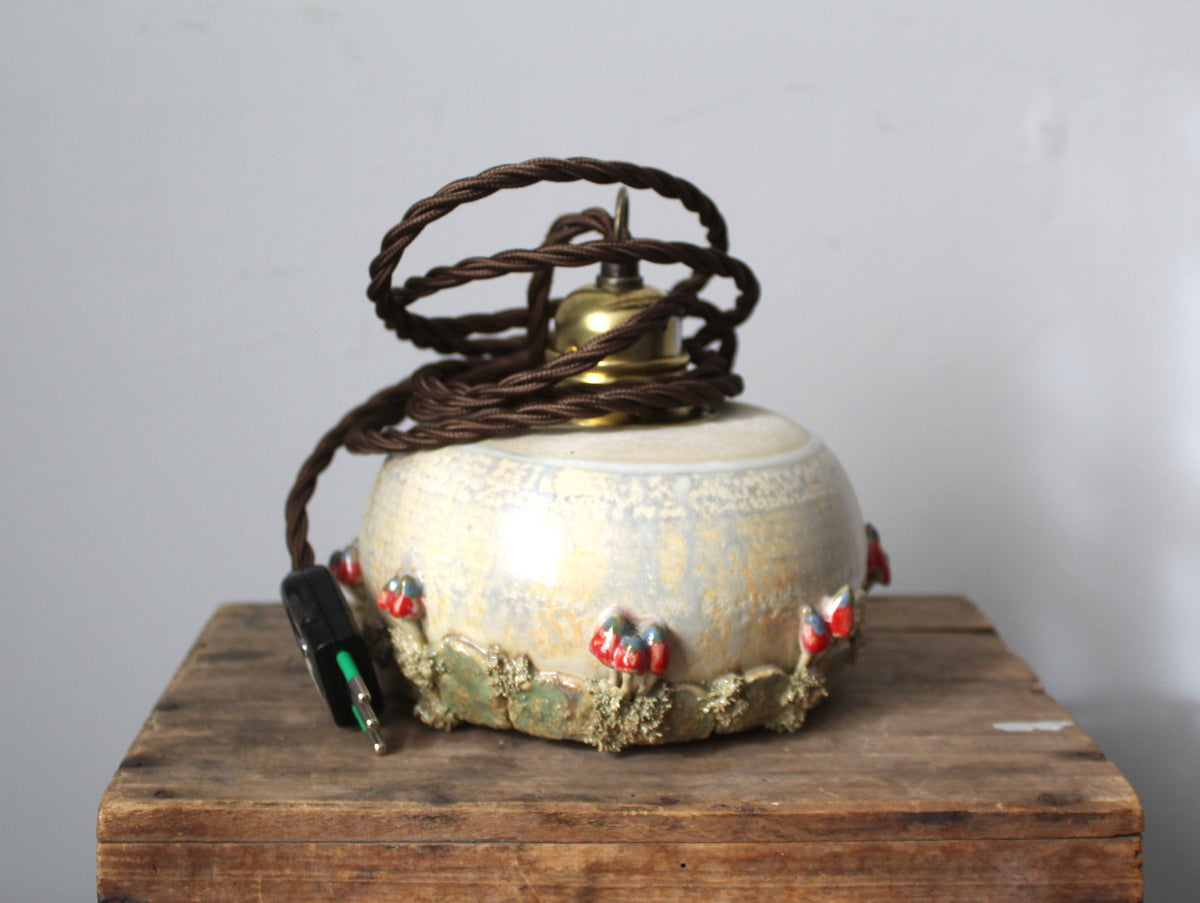 Lampada in gres artigianale con decorazione di funghi. 